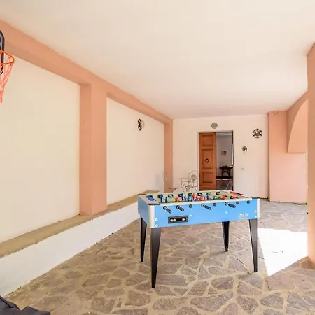 5 Bedroom Beautiful In Prázdninový dům *