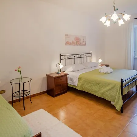 5 Bedroom Beautiful In Prázdninový dům Giove
