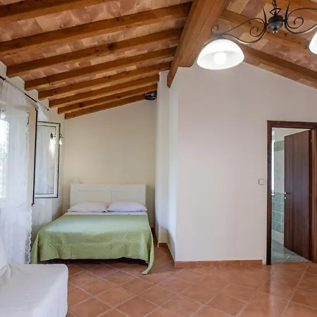 5 Bedroom Beautiful In Prázdninový dům Giove